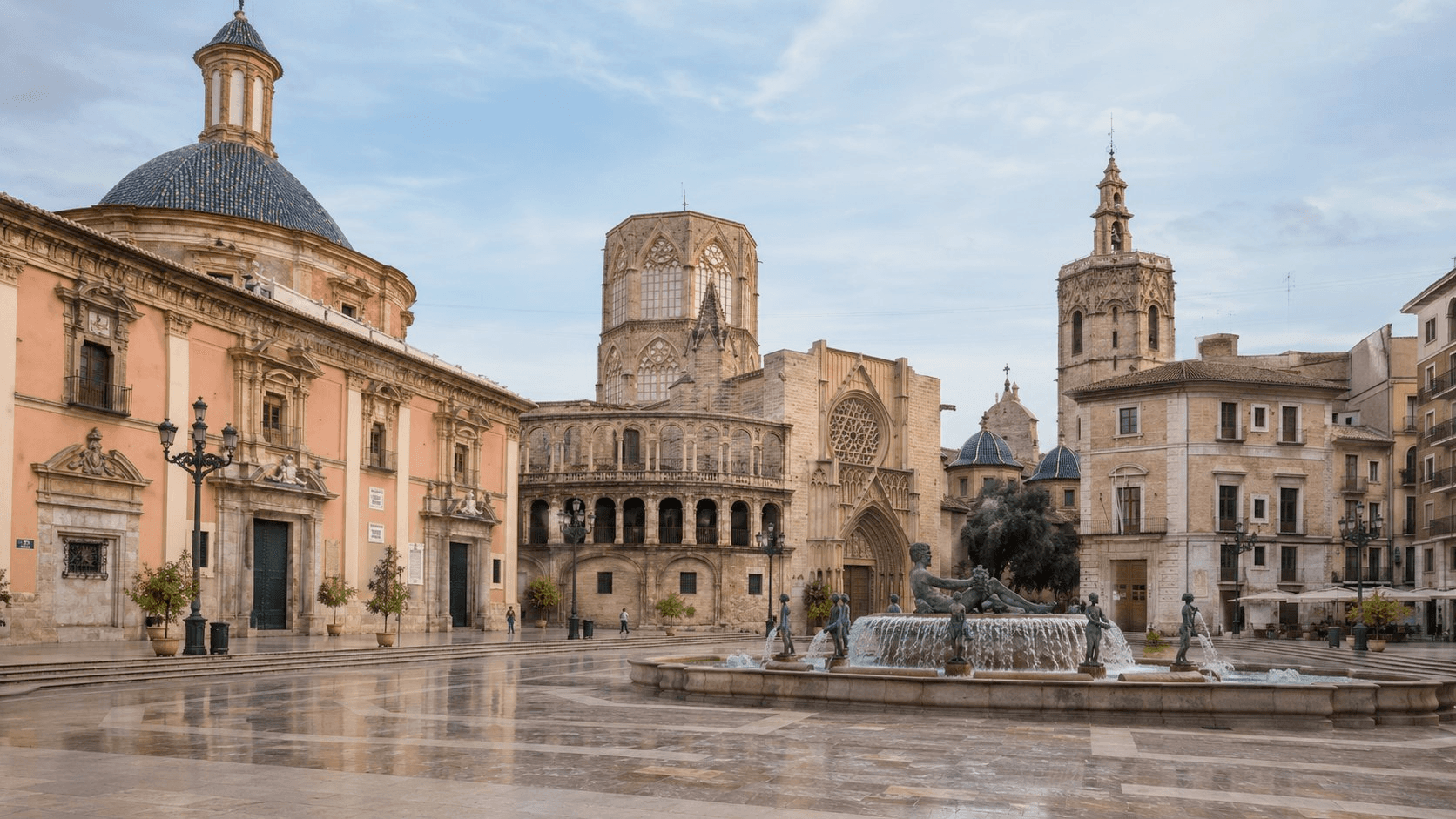 Plaza de la Virgen, Valencia — sede simbólica del despacho.